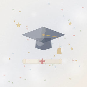 Diseño de tarjeta de graduación con birrete, diploma enrollado y estrellas doradas